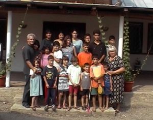 Peretu-group-picture-e1493160277272-300x236 PAST PROJECTS